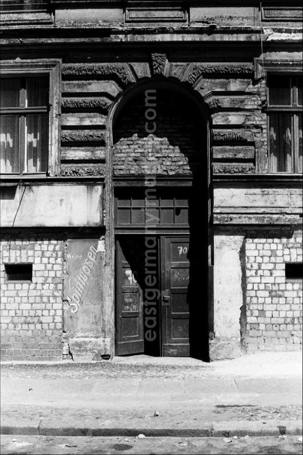 GDR photo archive: Berlin - Facades and gables in Mitte and Prenzlauer Berg in East Berlin on the territory of the former GDR, German Democratic Republic