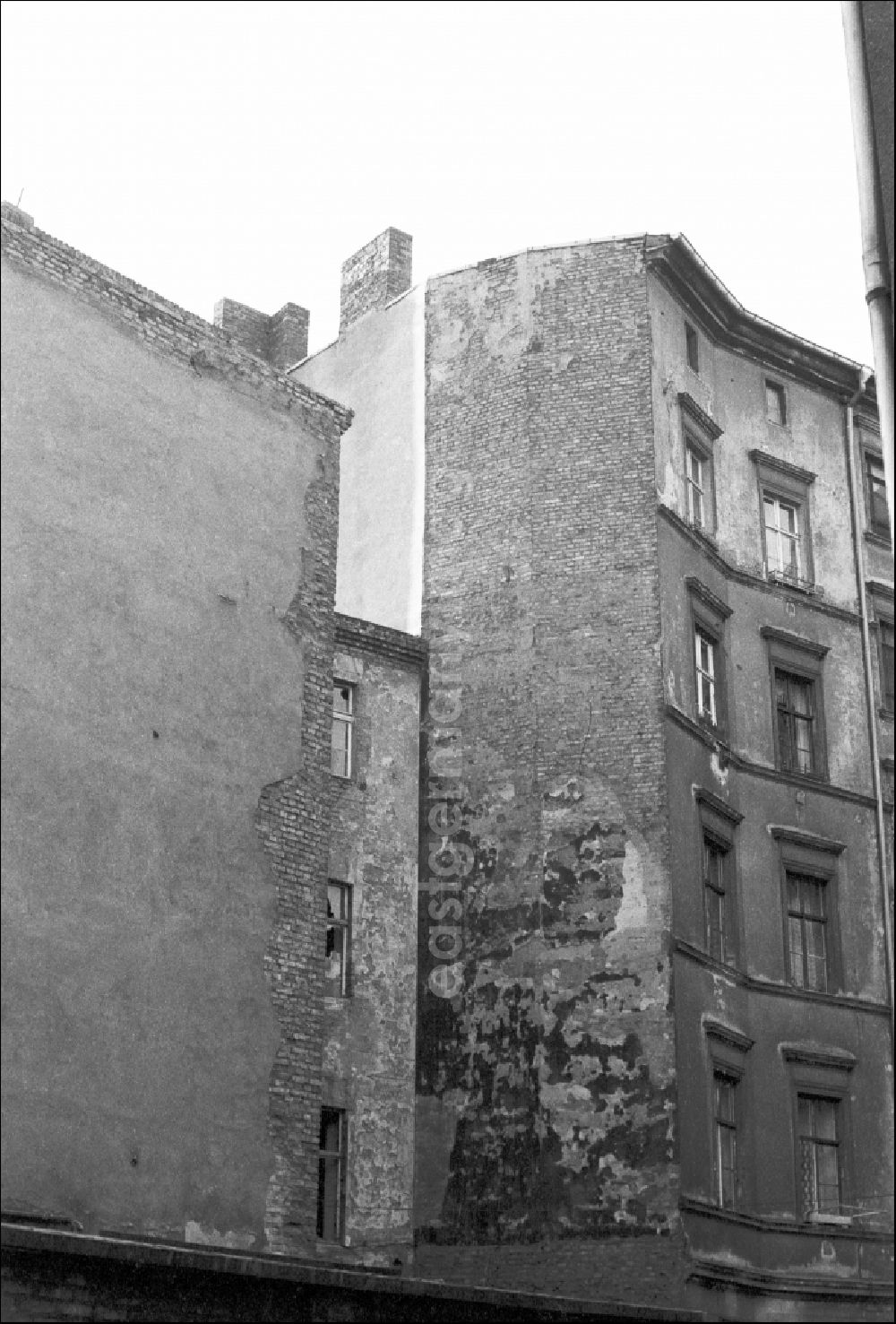 GDR picture archive: Berlin - Facades and gables in Mitte and Prenzlauer Berg in East Berlin on the territory of the former GDR, German Democratic Republic