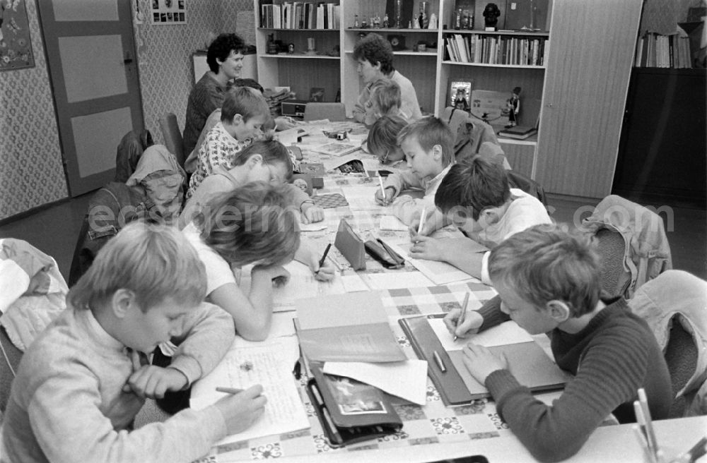 GDR picture archive: Stolberg (Harz) - Programme for children, circle writing pupils , in the FDGB holiday home Comenius in the castle in Stolberg (Harz) in the federal state of Saxony-Anhalt in the territory of the former GDR, German Democratic Republic