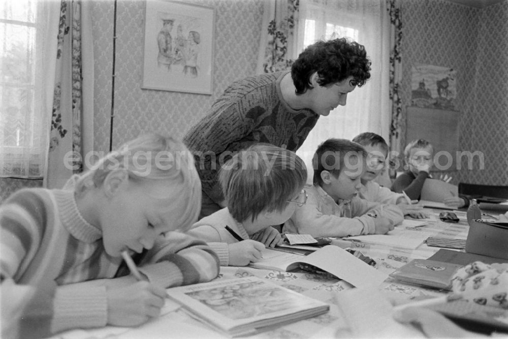 GDR photo archive: Südharz - Programme for children, circle writing pupils , in the FDGB holiday home Comenius in the castle in Stolberg (Harz) in the federal state of Saxony-Anhalt in the territory of the former GDR, German Democratic Republic