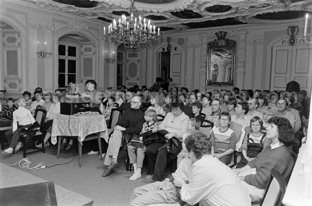 GDR picture archive: Stolberg (Harz) - Families watch a slide show in the FDGB holiday home Comenius in the castle in Stolberg (Harz) in the federal state of Saxony-Anhalt in the territory of the former GDR, German Democratic Republic