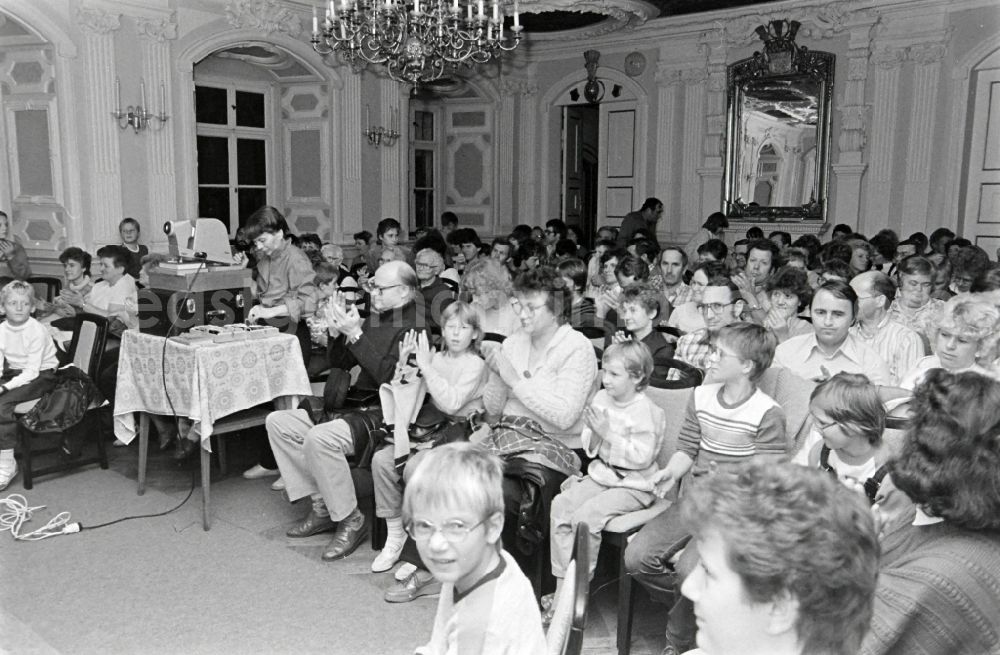Stolberg (Harz): Families watch a slide show in the FDGB holiday home Comenius in the castle in Stolberg (Harz) in the federal state of Saxony-Anhalt in the territory of the former GDR, German Democratic Republic