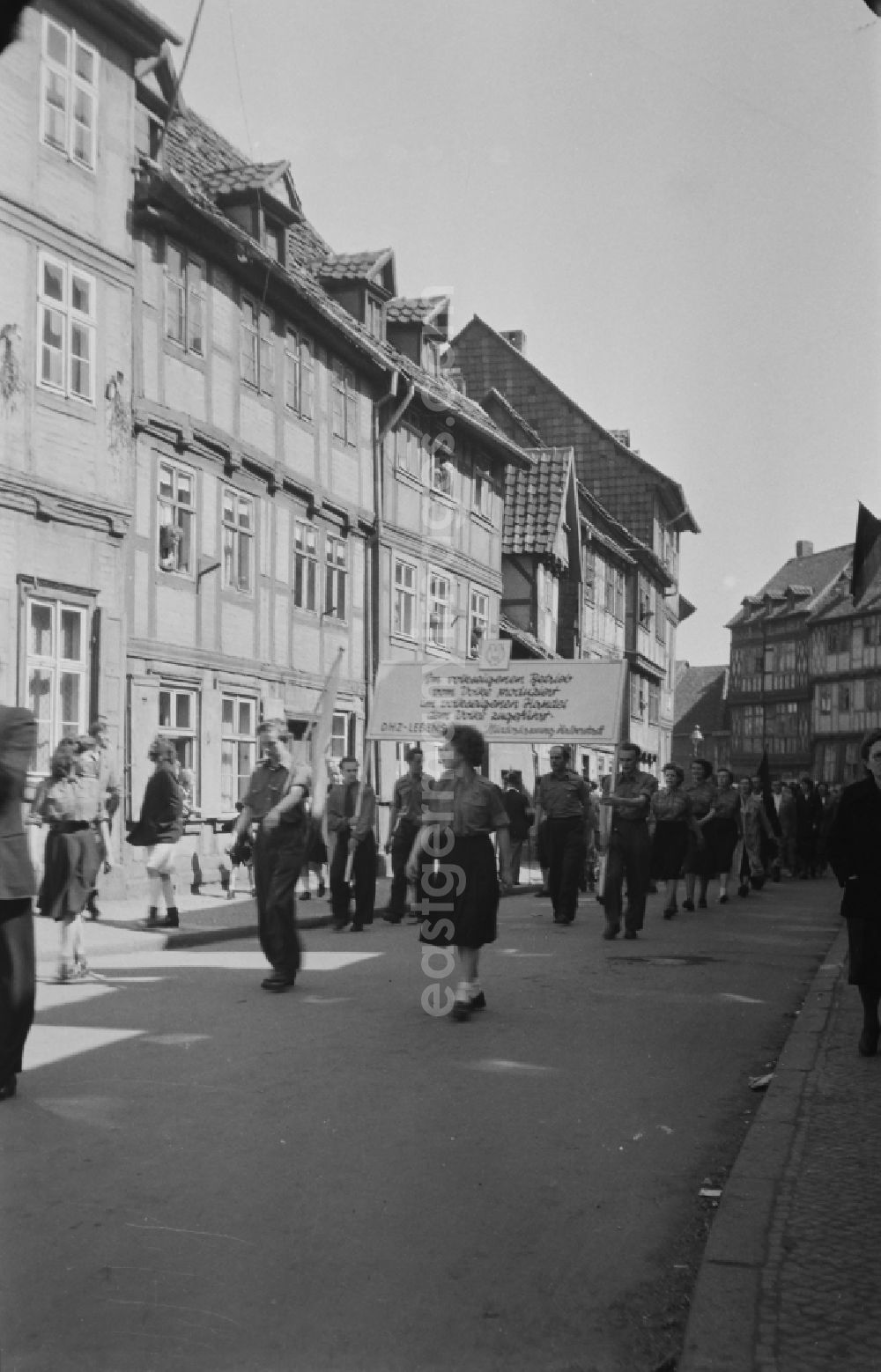 GDR photo archive: Halberstadt - Young members of the FDJ (Free German Youth) as march participants in the demonstration for the holiday of May 1st on the Johannesbrunnen on the streets of the city center in Halberstadt in the state of Saxony-Anhalt in the area of the former GDR, German Democratic Republic