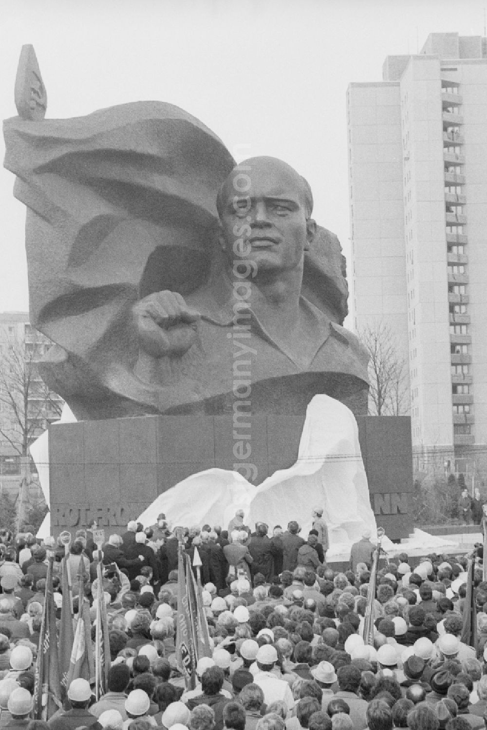 GDR photo archive: Berlin - Inauguration by Ernst-Thaelmann Memorial in Ernst-Thaelmann-Park in Berlin, the former capital of the GDR, the German Democratic Republic