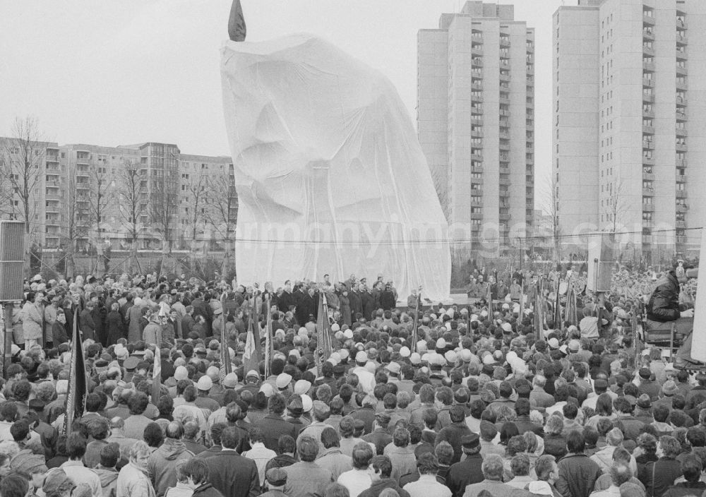 GDR picture archive: Berlin - Inauguration by Ernst-Thaelmann Memorial in Ernst-Thaelmann-Park in Berlin, the former capital of the GDR, the German Democratic Republic