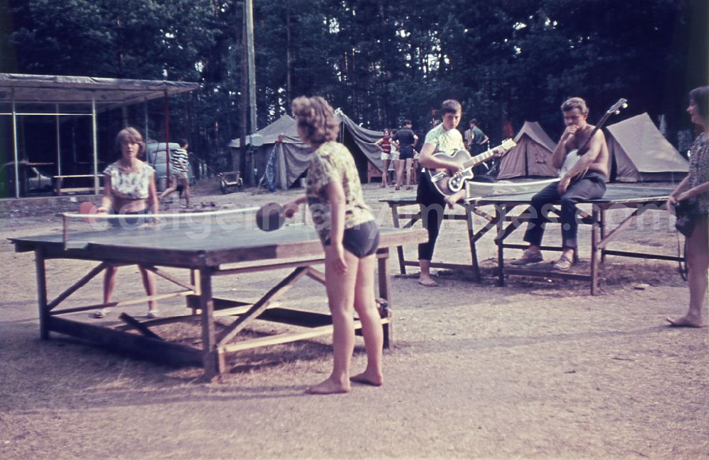 GDR picture archive: Menz - Summer camp operation with pupils and teenagers on table tennis tables on street Fuerstenberger Strasse in Menz, Brandenburg on the territory of the former GDR, German Democratic Republic