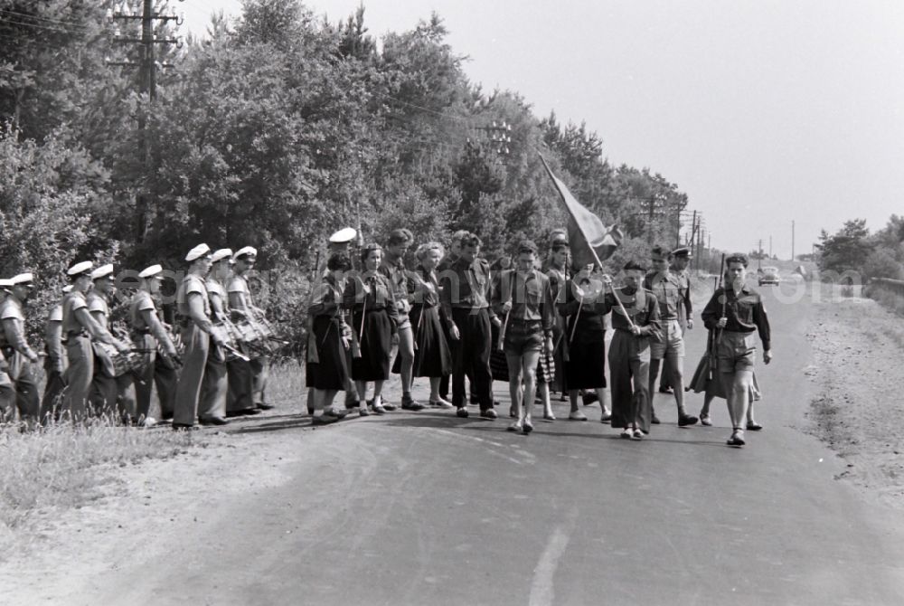 Prerow: Day Appell in summer camp with students and youth in FDJ uniform with flags and banners in the summer camp Kim Ir Sen of the pioneer organization Ernst Thalmann in Prerow in the state Mecklenburg-Western Pomerania on the territory of the former GDR, German Democratic Republic