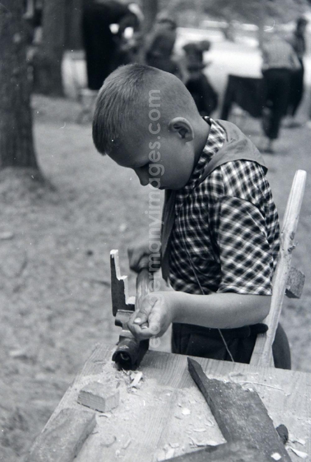 Prerow: Game with homemade wooden weapons by students and youths in the summer camp Kim Ir Sen of the pioneer organization Ernst Thaelmann in Prerow in the state Mecklenburg-Western Pomerania on the territory of the former GDR, German Democratic Republic