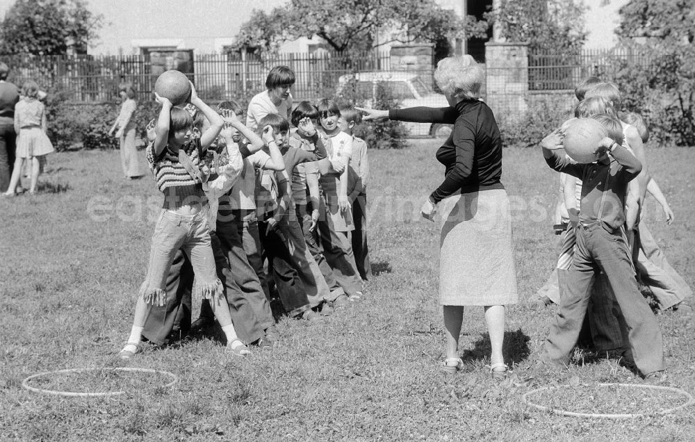 GDR photo archive: Berlin - Schoolgirls and schoolboys in the holiday's plays / hoard on the summer holidays in Berlin, the former capital of the GDR, German democratic republic. The holiday's plays were mainly for schoolboys first to the fourth class thought