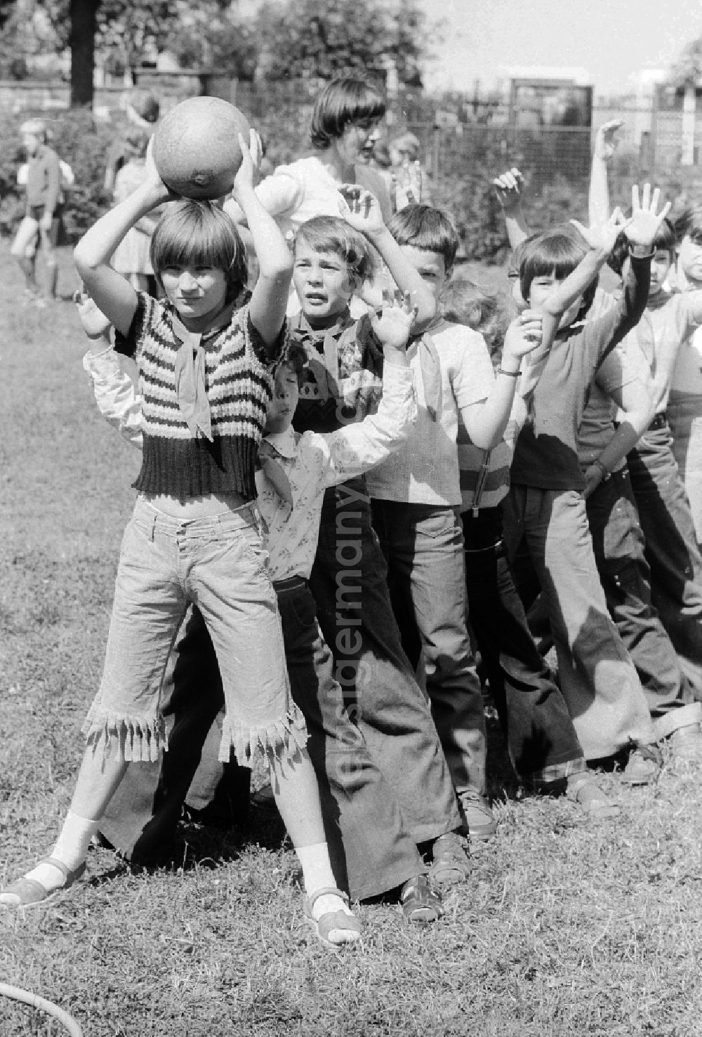 GDR picture archive: Berlin - Schoolgirls and schoolboys in the holiday's plays / hoard on the summer holidays in Berlin, the former capital of the GDR, German democratic republic. The holiday's plays were mainly for schoolboys first to the fourth class thought
