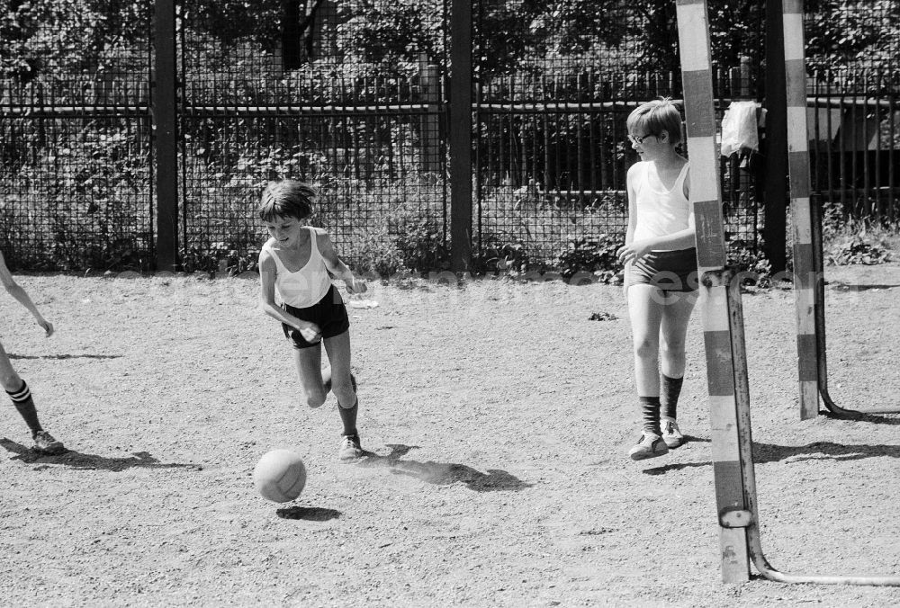 GDR image archive: Berlin - Schoolgirls and schoolboys in the holiday's plays / hoard on the summer holidays in Berlin, the former capital of the GDR, German democratic republic. The holiday's plays were mainly for schoolboys first to the fourth class thought