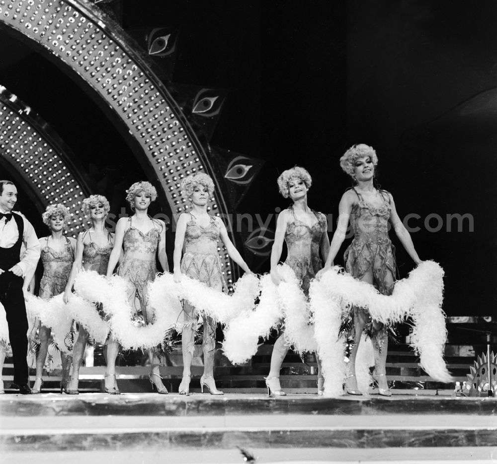 GDR image archive: Berlin - The TV ballet the GDR at a show in the Friedrichstadtpalast in Berlin, the former capital of the GDR, the German Democratic Republic. On the left, a guest appearance with Heinz Rennhack