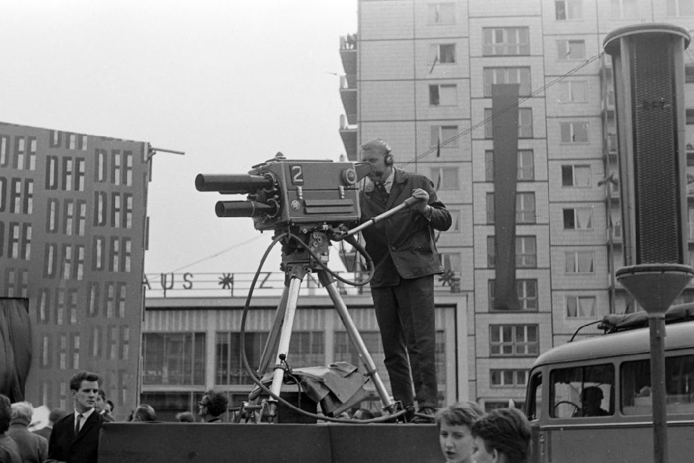 GDR image archive: Berlin - Cameraman with studio technology at the 2