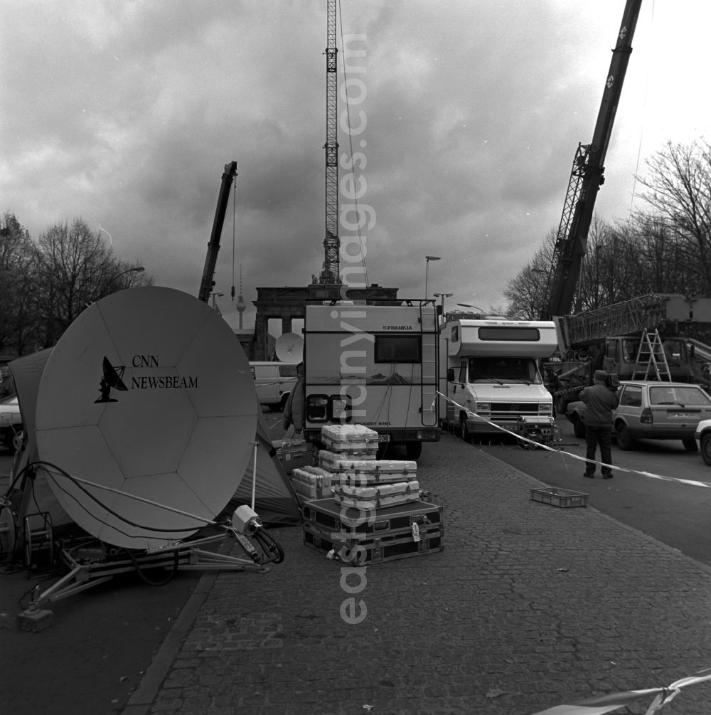 GDR photo archive: Berlin - Tiergarten - TV station waiting for the opening of a crossing at the Brandenburg Gate in Berlin