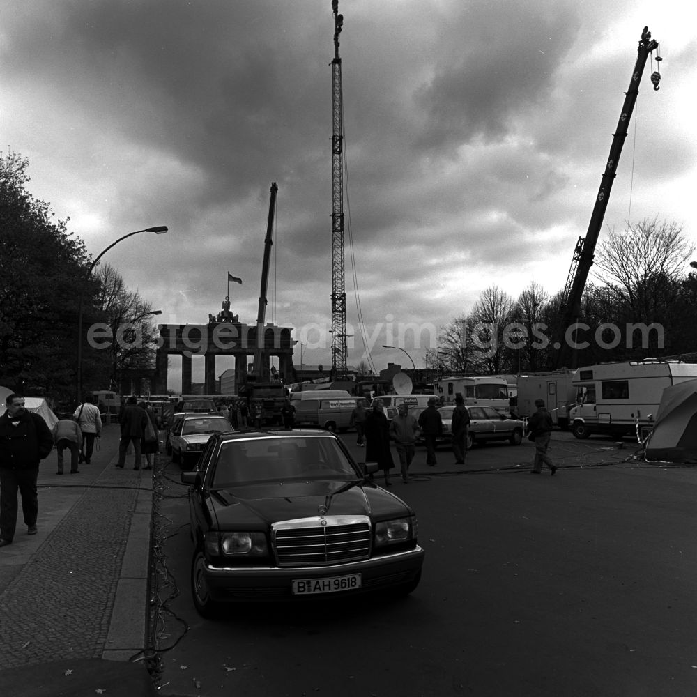 GDR picture archive: Berlin - Tiergarten - TV station waiting for the opening of a crossing at the Brandenburg Gate in Berlin