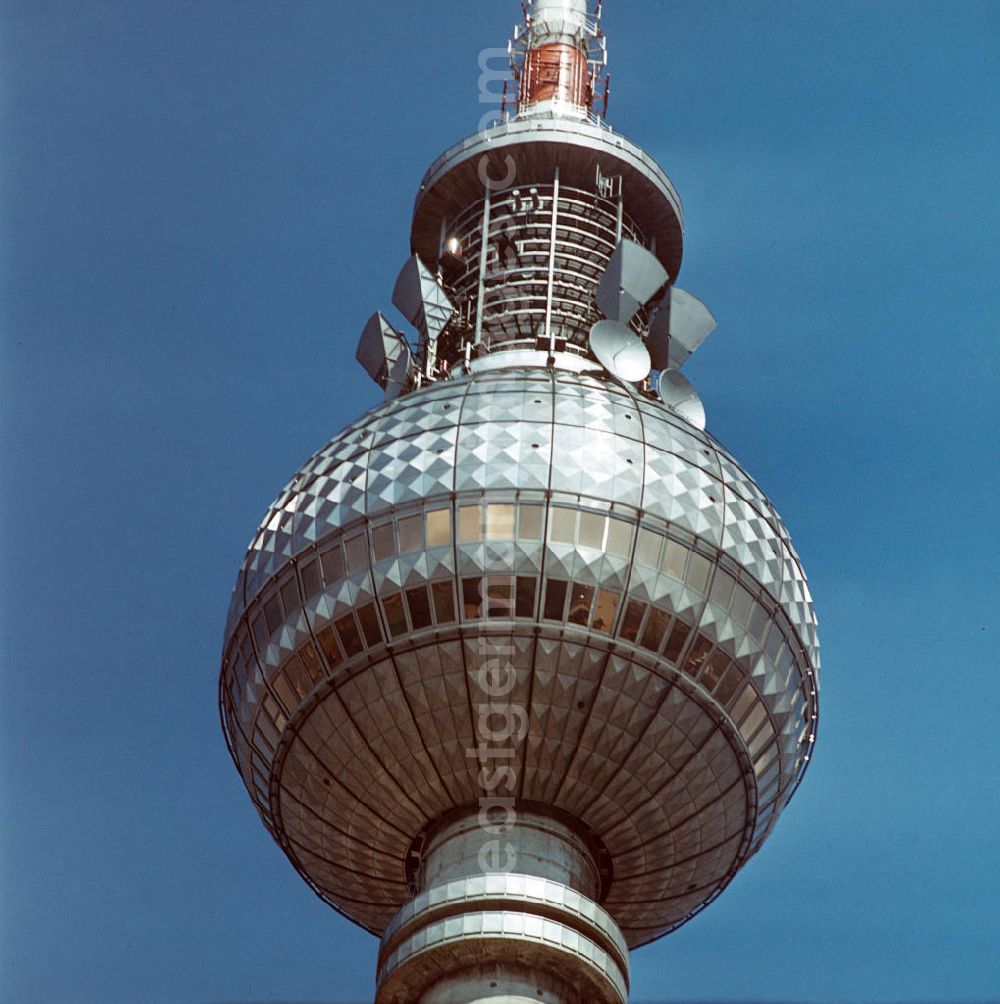 Berlin: Blick auf die Kugel des Berliner Fernsehturms. Die Kugel des 1969 offiziell eröffneten höchsten Bauwerkes Deutschlands befindet sich auf einer Höhe von gut 20