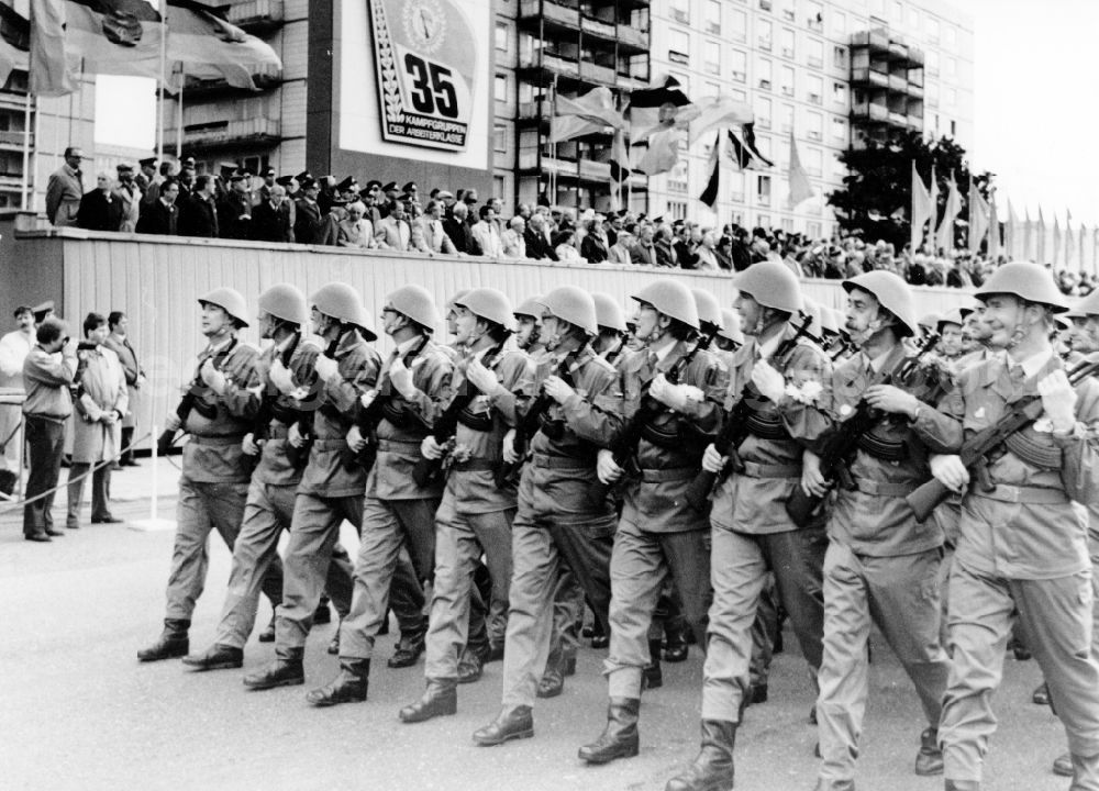 Berlin Mitte: Parade of units of the East German combat forces of the working class at the tribune of the party and state leadership on Karl-Marx-Allee in Berlin - Mitte