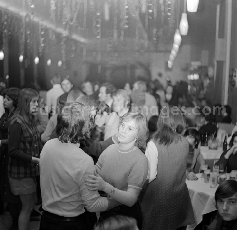 GDR picture archive: Schmiedefeld am Rennsteig - Members of the polish Landjugend are celebrating and dancing in a festively decorated room. They are on a trip to Schmiedefeld am Rennsteig on the territory of the former GDR, German Democratic Republic
