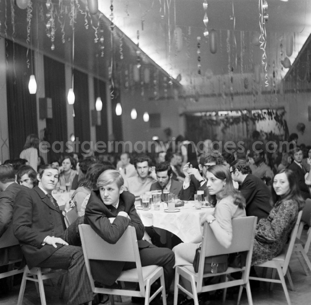 GDR image archive: Schmiedefeld am Rennsteig - Members of the polish Landjugend are sitting at tables in a festively decorated room. They are on a trip to Schmiedefeld am Rennsteig on the territory of the former GDR, German Democratic Republic