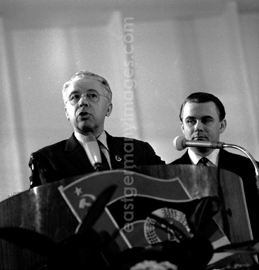 GDR picture archive: Berlin - Festsitzung in der Kongresshalle zum 99. Geburtstag Lenins. Sprecher und Botschafter ist Pjotr Abrassimow.