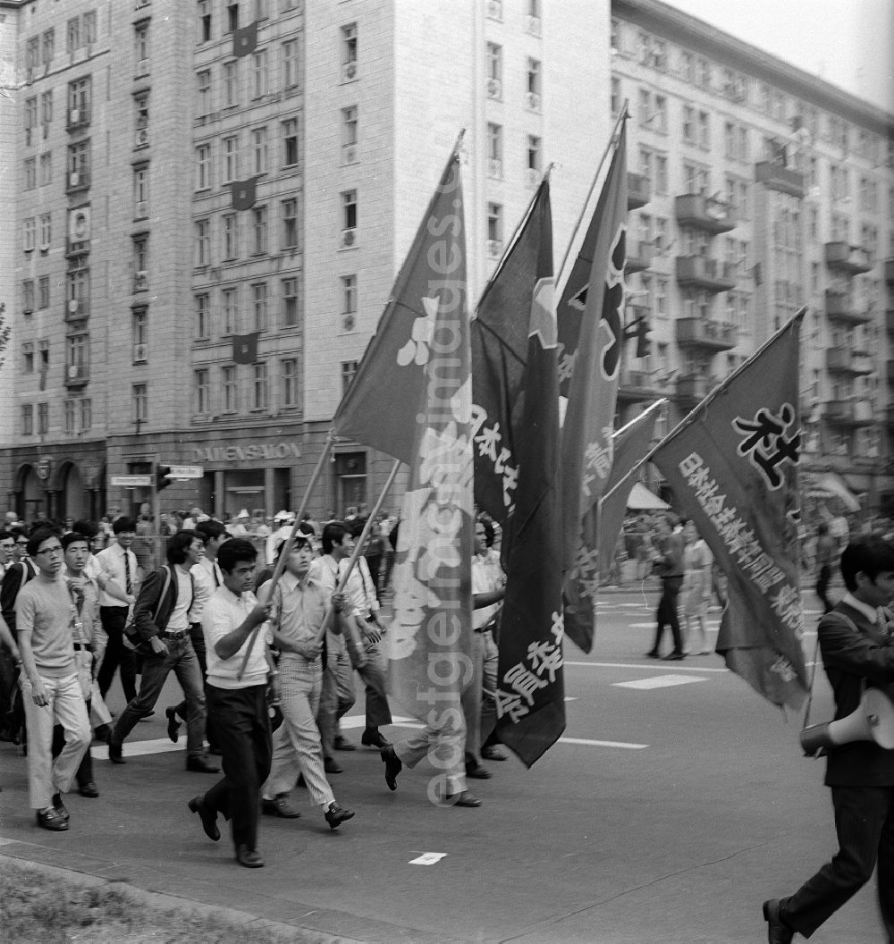 GDR picture archive: Berlin - Festival move on the occasion of the world festival of the youth and student in Berlin, the former capital of the GDR, German democratic republic. Here a delegation from Japan