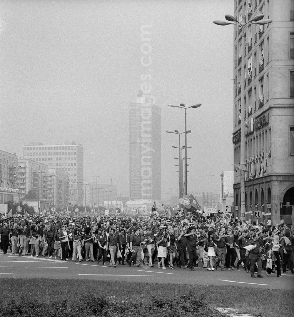 GDR photo archive: Berlin - Festival move on the occasion of the world festival of the youth and student in Berlin, the former capital of the GDR, German democratic republic