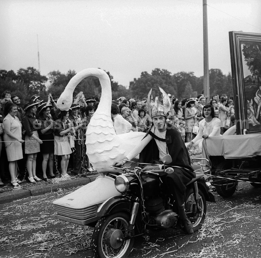 GDR photo archive: Berlin - Festival move on the occasion of the world festival of the youth and student in Berlin, the former capital of the GDR, German democratic republic