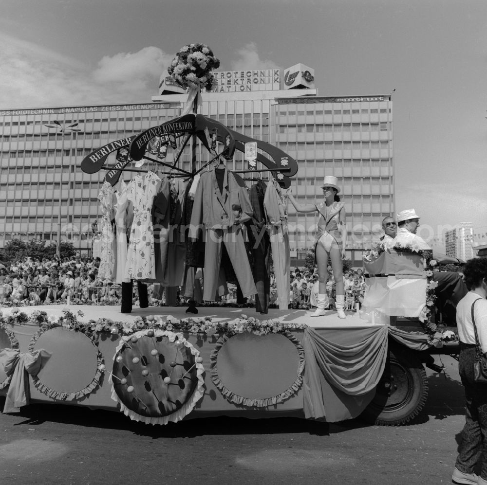 GDR picture archive: Berlin - Friedrichshain - Jubilee procession through the city center to mark the 75
