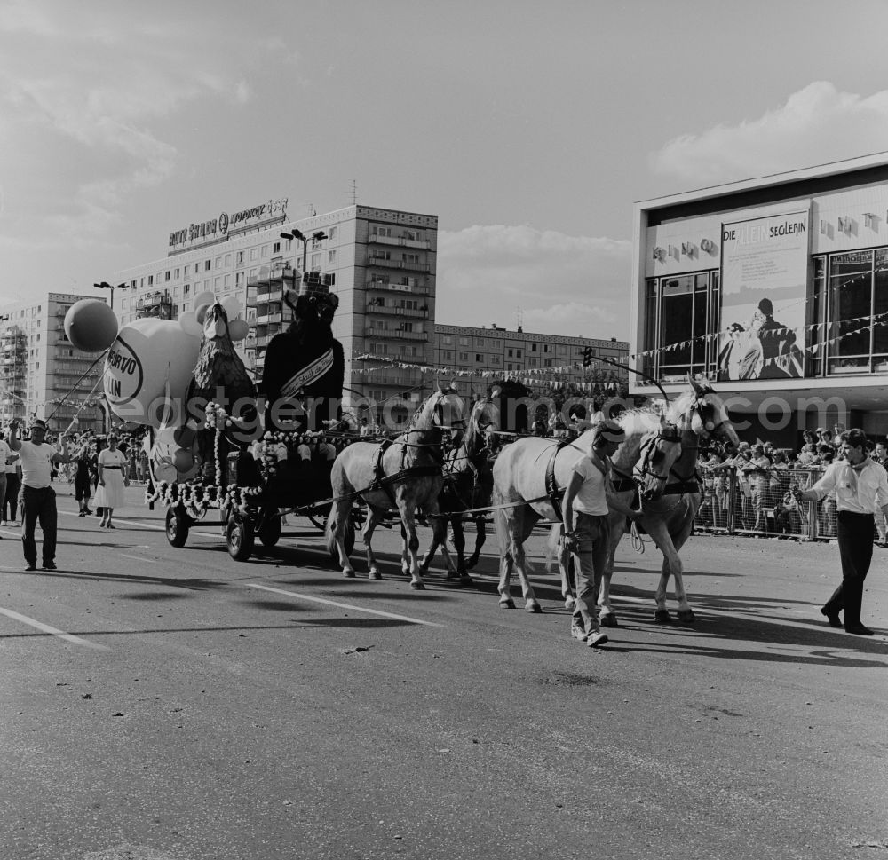 GDR image archive: Berlin - Friedrichshain - Within the great pageant through the city center to mark the 75