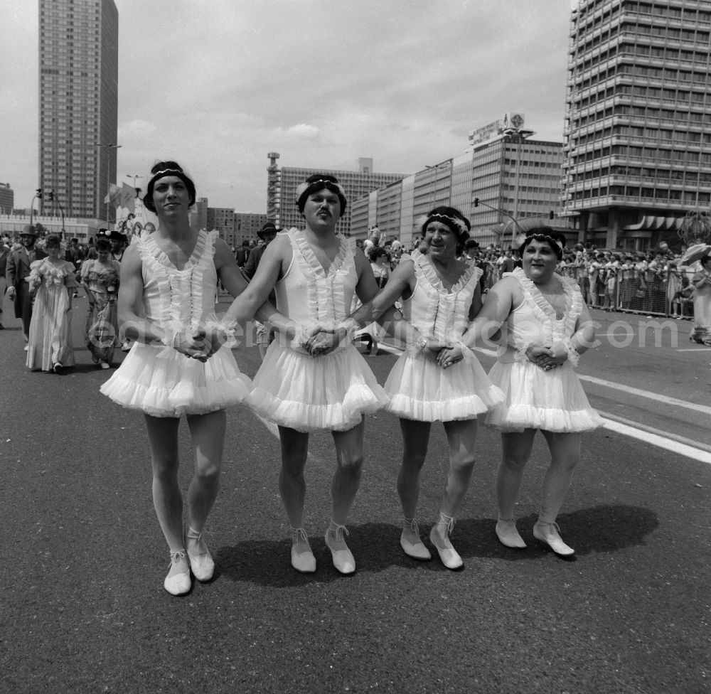 GDR photo archive: Berlin - Friedrichshain - Jubilee procession through the city center to mark the 75
