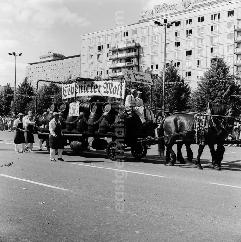 GDR picture archive: Berlin - Friedrichshain - Jubilee procession through the city center to mark the 75