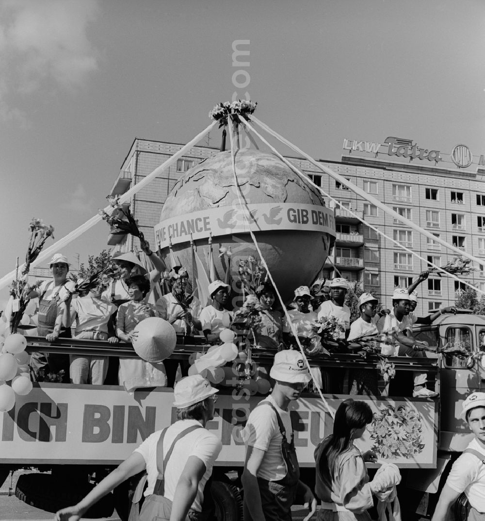 GDR image archive: Berlin - Friedrichshain - Jubilee procession. World Festival in Berlin is an image in the complex Berlin - City of Peace in the great pageant for 75