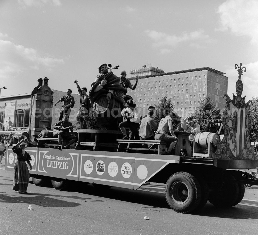 GDR photo archive: Berlin - Friedrichshain - Within the great pageant through the city center to mark the 75