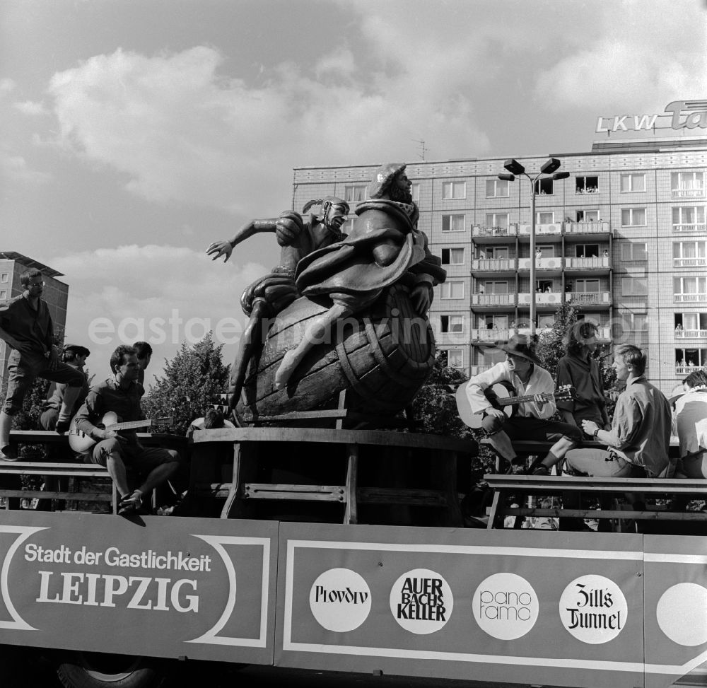 GDR picture archive: Berlin - Friedrichshain - Within the great pageant through the city center to mark the 75