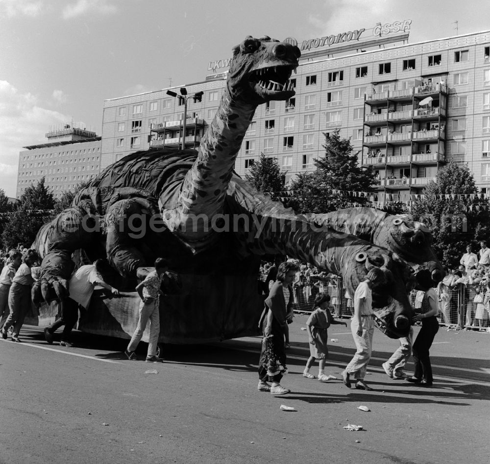 GDR image archive: Berlin - Friedrichshain - Jubilee procession through the city center to mark the 75