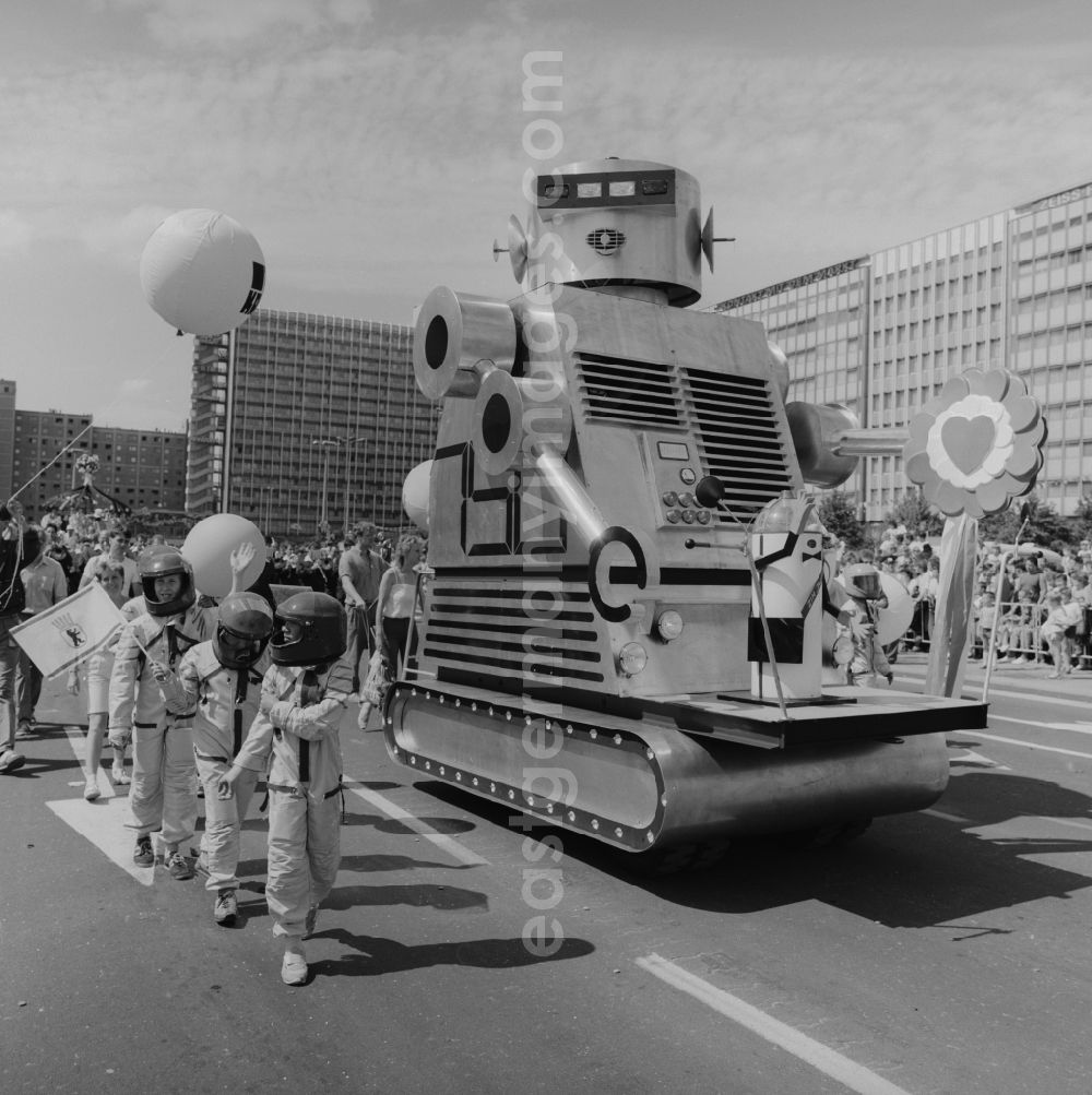 GDR photo archive: Berlin - Friedrichshain - Jubilee procession through the city center to mark the 75