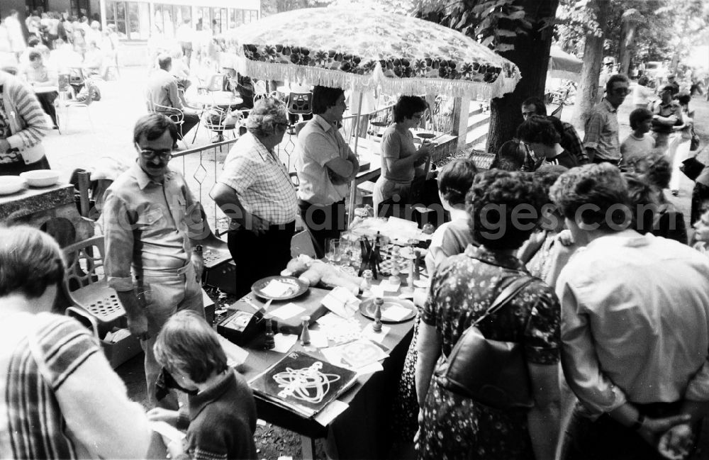 GDR photo archive: Wolgast - Visitors and participants of the 25. Animal Park Festival in the Animal Park and Zoo on street Am Tierpark in Wolgast, Mecklenburg-Western Pomerania on the territory of the former GDR, German Democratic Republic