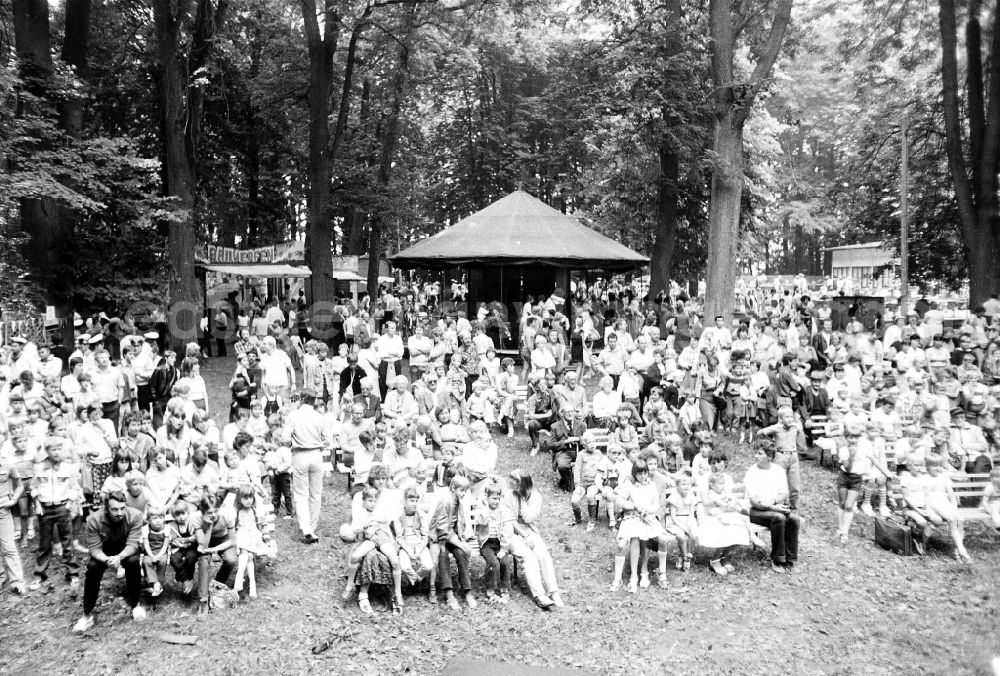 GDR picture archive: Wolgast - Visitors and participants of the 25. Animal Park Festival in the Animal Park and Zoo on street Am Tierpark in Wolgast, Mecklenburg-Western Pomerania on the territory of the former GDR, German Democratic Republic