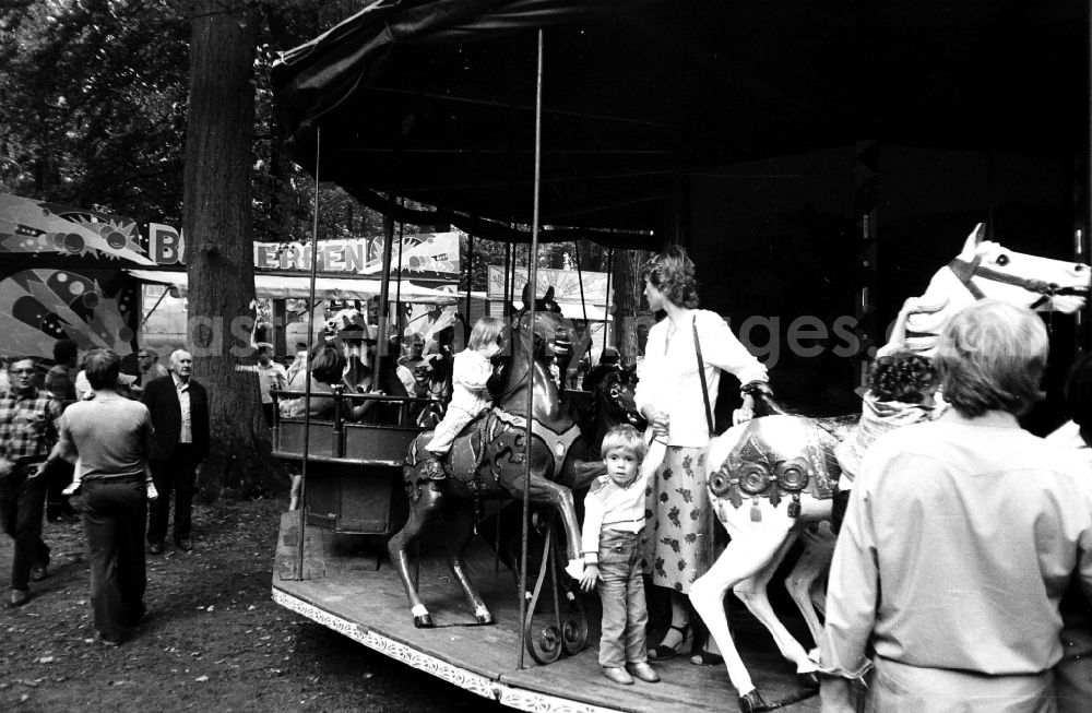 Wolgast: Visitors and participants of the 25. Animal Park Festival in the Animal Park and Zoo on street Am Tierpark in Wolgast, Mecklenburg-Western Pomerania on the territory of the former GDR, German Democratic Republic
