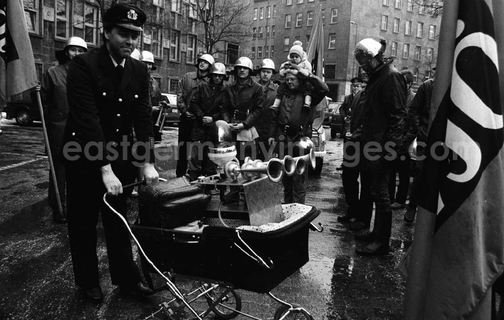 GDR image archive: Berlin - Feuerwehr-Demo Fehrbelliner Platz Umschlag:72
