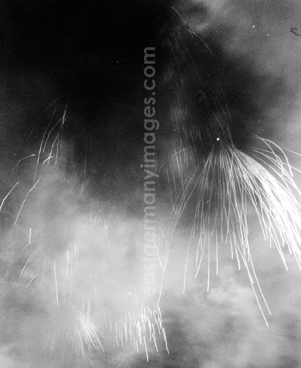 GDR photo archive: Berlin-Hellersdorf - Feuerwerk - Abschluß Volksfest in Hellersdorf 07.1