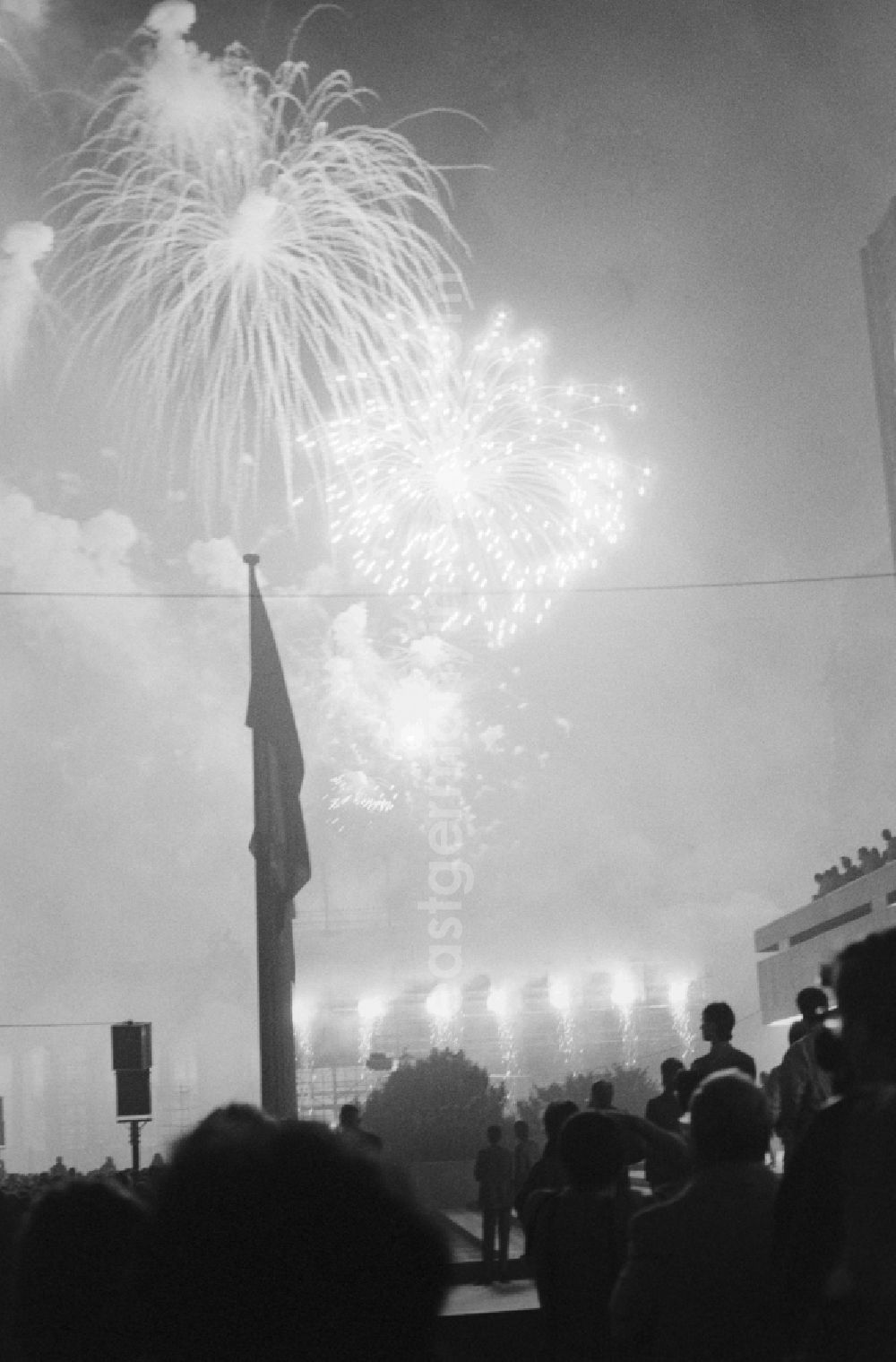 GDR photo archive: Berlin - Closing ceremony and fireworks at the Marx-Engels-Platz in the Lustgarten to Pfingsttreffen the FDJ in Berlin, the former capital of the GDR, the German Democratic Republic