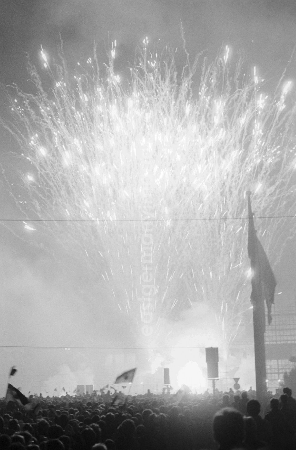 GDR image archive: Berlin - Closing ceremony and fireworks at the Marx-Engels-Platz in the Lustgarten to Pfingsttreffen the FDJ in Berlin, the former capital of the GDR, the German Democratic Republic