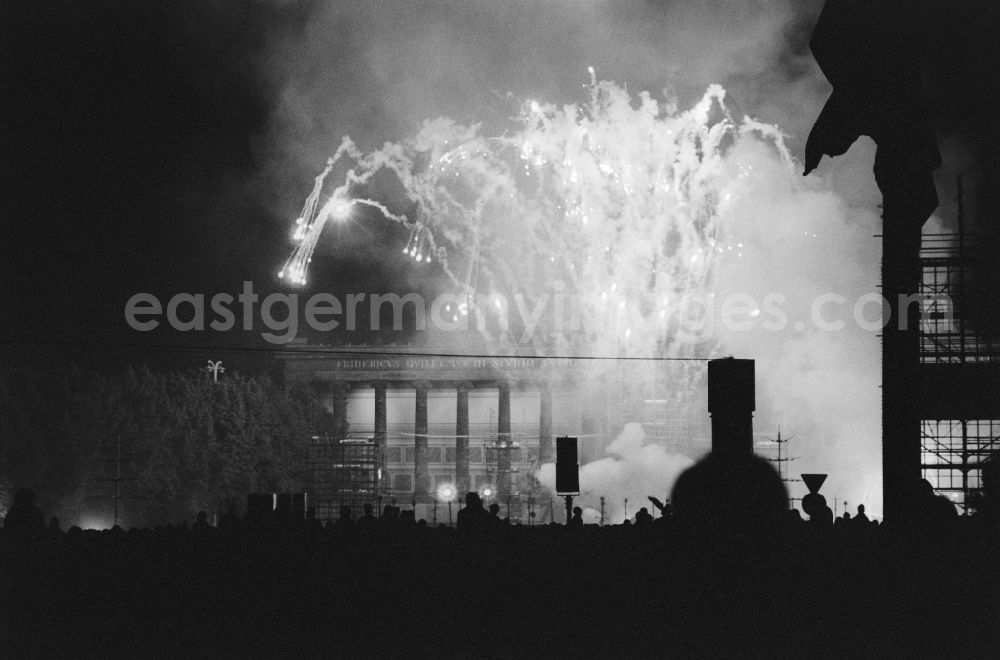 GDR picture archive: Berlin - Closing ceremony and fireworks at the Marx-Engels-Platz in the Lustgarten to Pfingsttreffen the FDJ in Berlin, the former capital of the GDR, the German Democratic Republic
