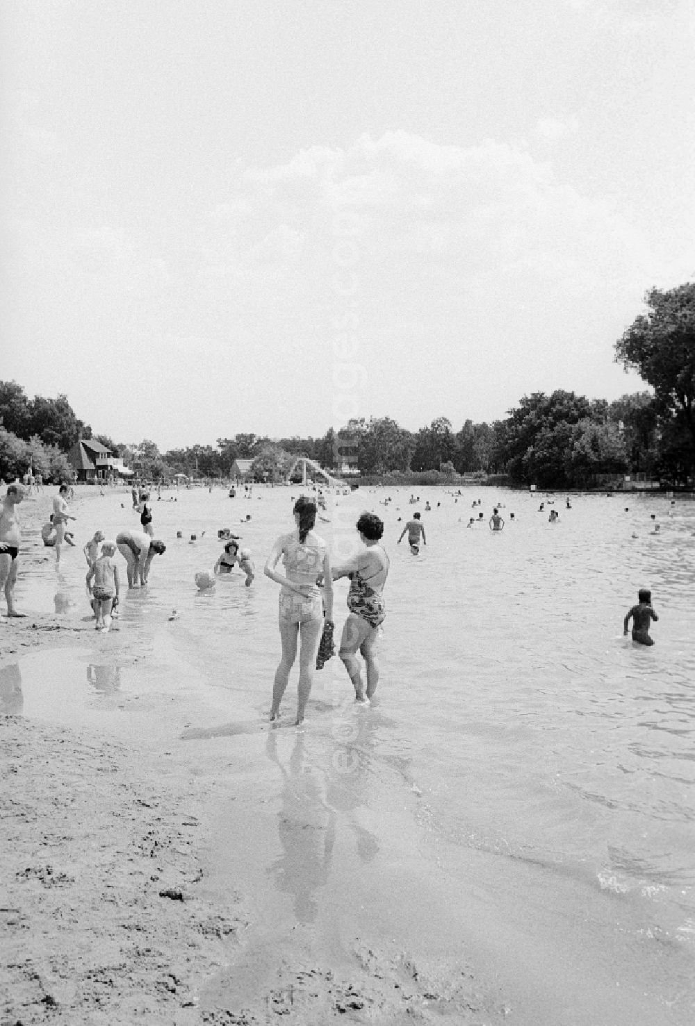 GDR image archive: Berlin - Fez-bath lake on the area of the children and suitable for young people time centre of Wuhlheide in Berlin, the former capital of the GDR, German democratic republic