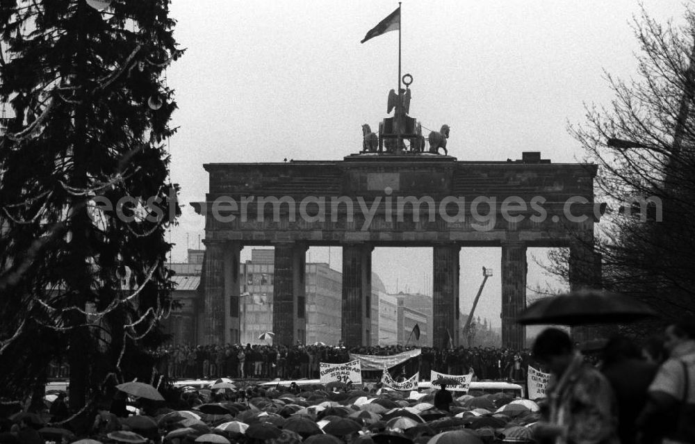 GDR image archive: Berlin - Menschenmassen wie hier auf der Westseite drängen sich trotz schlechten Wetter auf beiden Seiten des Brandenburger Tores in Berlin. 28 Jahre nach dem Bau der Mauer wird das Berliner Wahrzeichen unter dem Jubel von mehr als 100.00