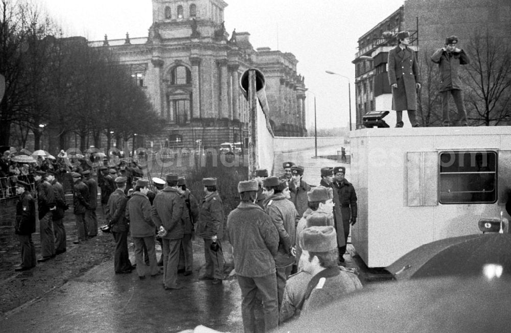 GDR image archive: Berlin-Mitte - Öffnung des Brandenburger Tores nach 28 Jahren 22.12.89