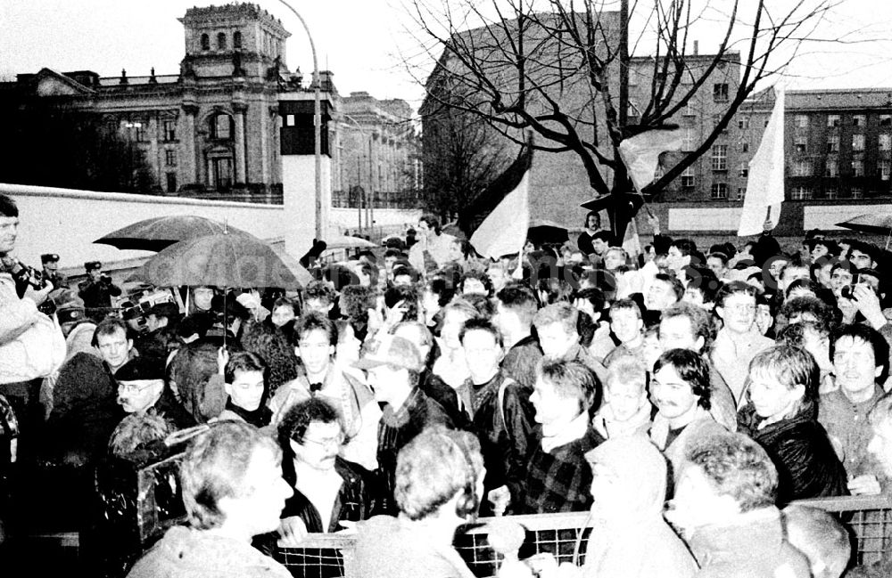 GDR photo archive: Berlin-Mitte - Öffnung des Brandenburger Tores nach 28 Jahren 22.12.89