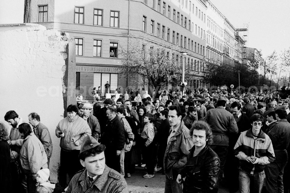 GDR photo archive: Berlin - Opening of a Grenzübergangesan Bernauer Strasse after the fall of the Berlin Wall in East Germany