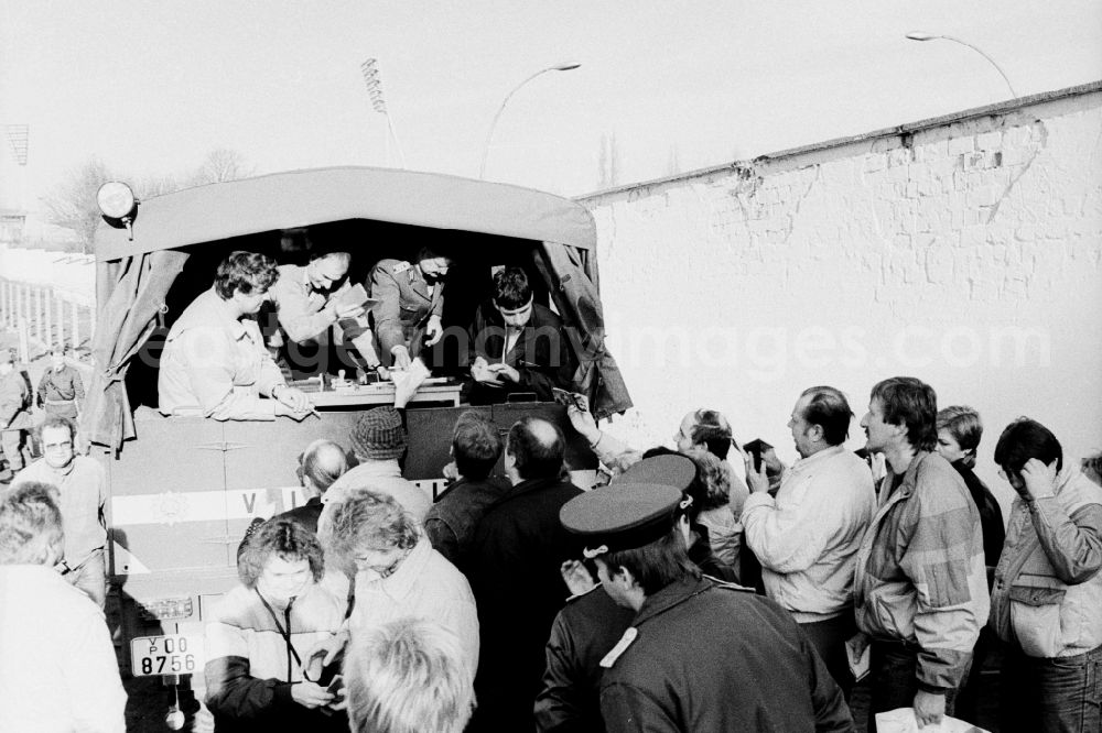 GDR picture archive: Berlin - Opening of a Grenzübergangesan Bernauer Strasse after the fall of the Berlin Wall in East Germany